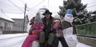 Naš sugrađanin Sava Jovčić iskoristio je sneg koji je napadao proteklih dana da napravi velikog Sneška Belića u svojoj ulici