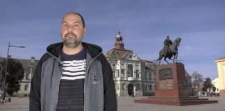 Draža Petrović je pružajući podršku KTV televiziji rekao da je KTV na neki način junak našeg doba jer vlast u zemlji pokušava da udari na svakoga ko iznosi drugačije mišljenje