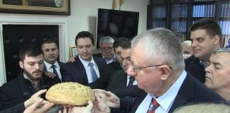 Srpska radikalna stranka obeležila je svoju slavu, Sveta Tri Jerarha, sečenjem kolača u sedištu stranke.