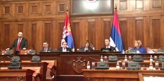 Skupština Srbije počela je redovno prolećno zasedanje, intoniranjem himne „Bože pravde“, ali bez prisustva dela opozicije u skupštinskoj sali.