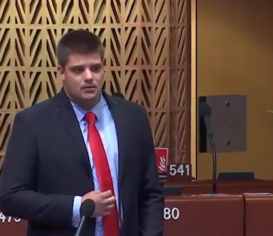 Aleksandar Šešelj na zasedanju Parlamentarne skupštine Saveta Evrope