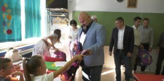 Gradska uprava đacima prvacima uručila poklon: školske torbe i osnovni školski pribor
