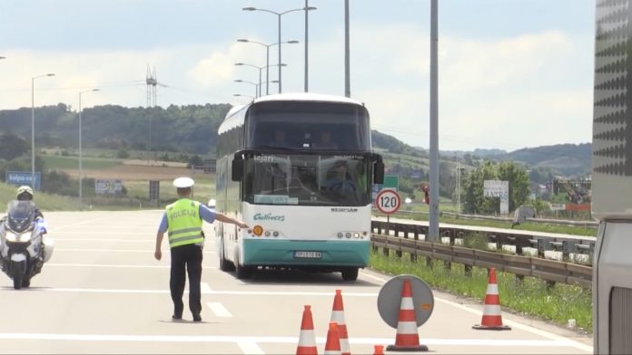 Kontrola MUP autobusa za prevoz dece
