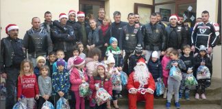 Bajkerski Deda Mrazovi posetili mališane u Belom Blatu