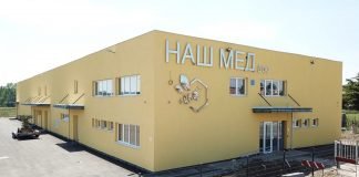 U toku unošenje opreme u pogon „Naš med“ u Rači