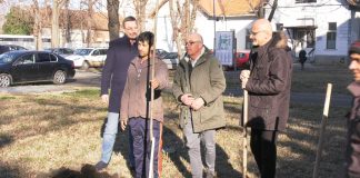 U dvorištu Opšte bolnice Đorđe Joanović posađeno drvo u čast prvorođene bebe u našem gradu