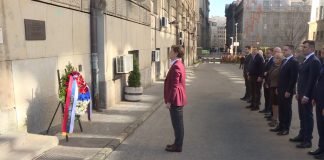 Predsednica Vlade Srbije Ana Brnabić položila venac na mestu gde je ubijen Zoran Đinđić