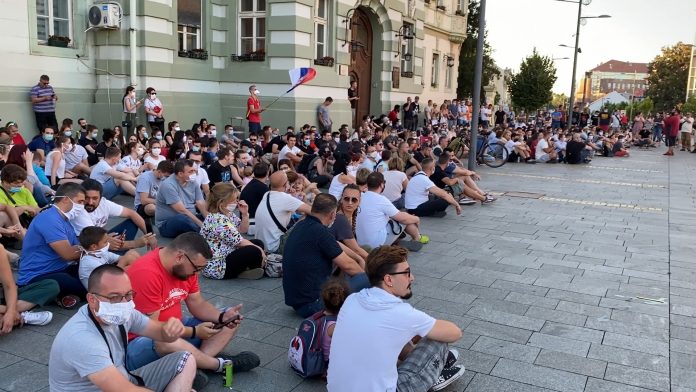 Protesti Zrenjanin dokle vise YT.mp4_snapshot_02.48.065