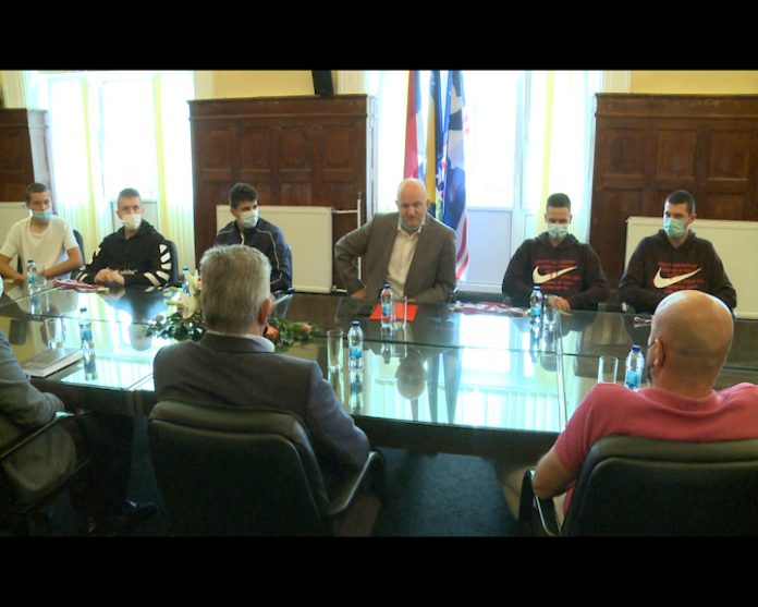 BIJELJINA MICO SA KARATISTIMA