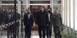 Vučić i Stefanović na sastanku o opremanju Vojske Srbije