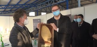 Vučić obišao proizvođača duvana u Sremu