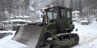 Vojska Srbije pomaže u čišćenju snega u Crnoj Travi