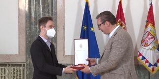 Predsednik Vučić uručio orden Stefanu Milenkoviću