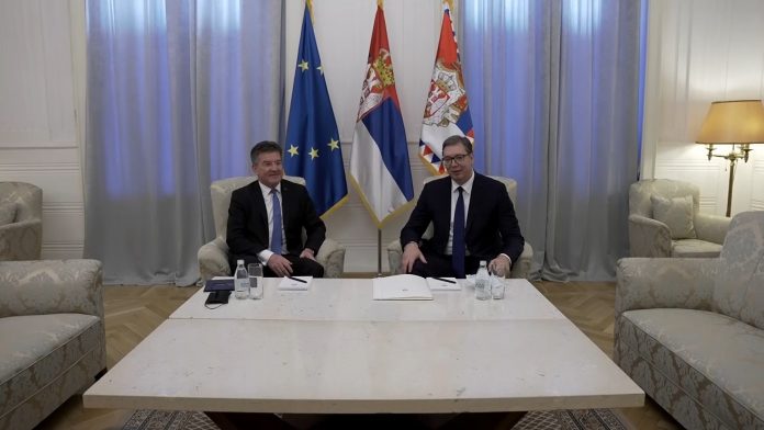 Beograd, predsednik Srbije, Aleksandar Vucic, sastao se sa specijalnim predstavnikom EU za dijalog Beograda i Pristine Miroslavom Lajcakom, pokrivanje.mp4_snapshot_00.00.055