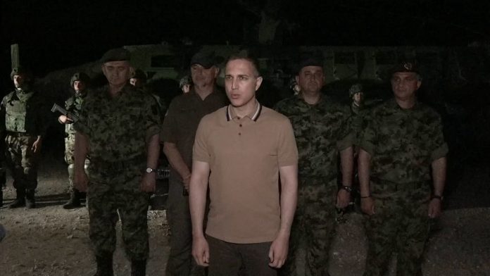Ministar Stefanović prisustvovao noćnom gađanju na poligonu Nikinci.mp4_snapshot_01.09.000