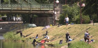 Humanitarni Feeder kup za malog Boška