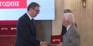 Uručenje zlatne plakete na ceremoniji Najplemenitiji podvig godine „Večernjih novosti“