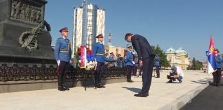 Vučić položio venac na Spomenik kosovskim junacima u Kruševcu