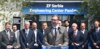 Predsednik Vučić obišao inženjerski centar u fabrici „ZF Serbia“