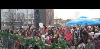 Bijeljina – Mališani na Gradskom trgu dočekali Novu godinu