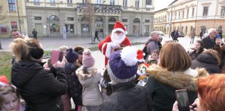 Novogodišnja čarolija za decu na gradskom trgu u Zrenjaninu
