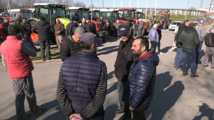 Protest poljoprivrednika YT.mp4_snapshot_02.08.654