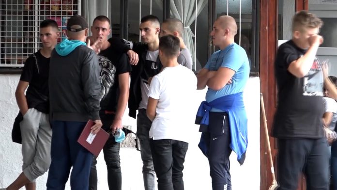 Prosvetarima samo 10 iljada YT