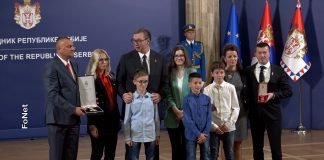 Vučić odlikovao policajce sa Kosova
