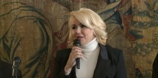 Uručeni novogodišnji paketići za decu bez roditeljskog staranja