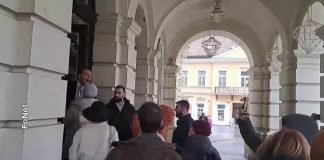 Igor Mirović ispred Gradske kuće u Novom Sadu dočekan povicima „Ua, lopove“