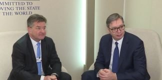 Vučić se sastao sa Lajčakom u Davosu