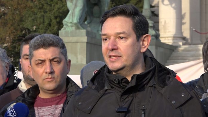 Šarović ispred Skupštine.mp4_snapshot_01.20.674