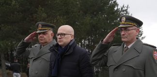Ministar Vučević položio venac palom borcu sa Košara Ivanu Vasojeviću