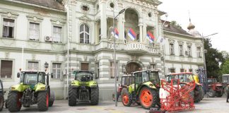 Protest poljoprivrednika u Zrenjaninu – Traktori pred gradskom kućom i na putu Zrenjanin-Novi Sad