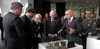 Ministar Vučević i ambasador SAD Hil obišli izložbu u Novom Sadu
