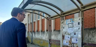 Vučić obišao porodice porodice ubijenih u Mladenovcu