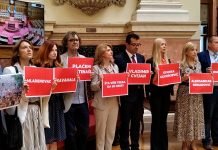 Poslanici u Skupštini Srbije sa transparentima