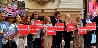 Poslanici u Skupštini Srbije sa transparentima