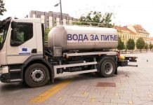 Cisterna sa pijaćom vodom postavljena na gradskom trgu