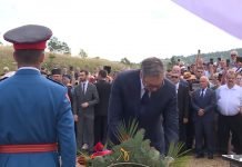 Vučić i Dodik položili vence na spomen-obeležje na Petrovačkoj cesti