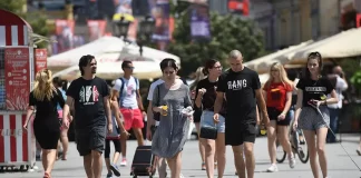 Skoro 50% mladih planira da napusti Srbiju