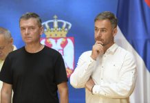 Ćuta u poslaničkom klubu sa Aleksićem i Parandilovićem