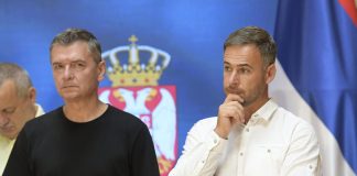 Ćuta u poslaničkom klubu sa Aleksićem i Parandilovićem