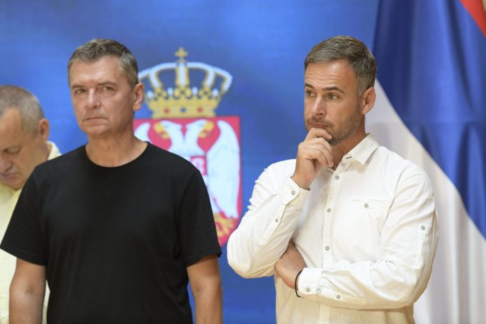 Ćuta u poslaničkom klubu sa Aleksićem i Parandilovićem