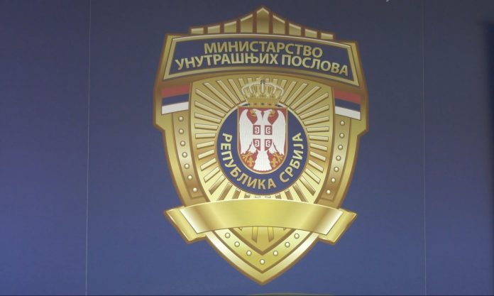 mup logo na zidu