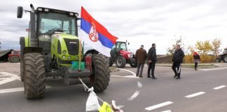 Poljoprivrednici blokirali put Zrenjanin-Novi Sad – Blokade se nastavljaju do ispunjenja zahteva