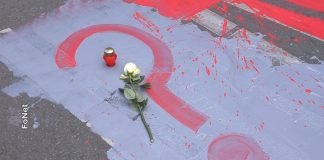 Roditelji dece ubijene u Ribnikaru prefarbali natpis „škola“ na asfaltu ispred ulaza
