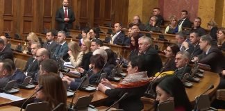 Treći dan rasprave o izboru predsednika parlamenta – Lupanje o klupe, psovke i uvrede