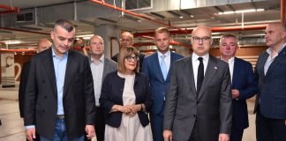 Gojkovićeva i Vučević obišli radove na izgradnji javne garaže „Banovina“ i toplane „Majevica“