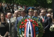 Ministar Gašić položio venac na Spomen obeležje žrtvama NATO agresije na Varvarinskom mostu